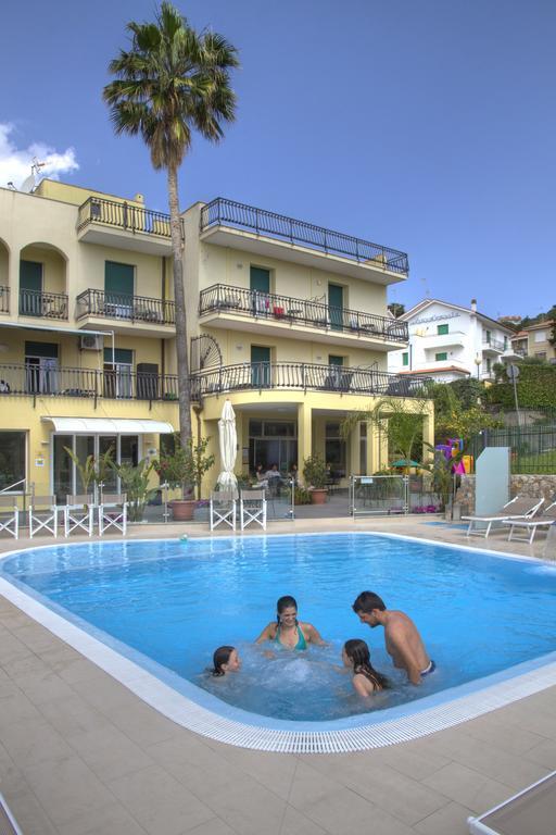 Hotel Casella Pietra Ligure Buitenkant foto