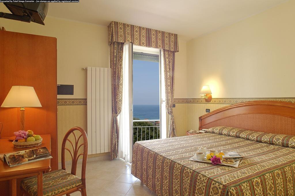 Hotel Casella Pietra Ligure Kamer foto